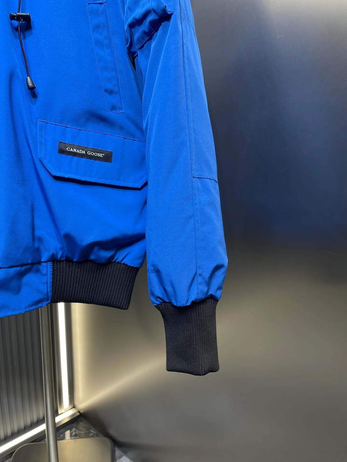 P760 original top quality Canada Goose #Chilliwa 7999M pilot short style/01 style #Men and Women Same Style# Synchronized anti-counterfeiting chip sensor! ➖ Imported 21S polyester-cotton blended original fabric [Last year’s 16S/18S hard fabrics have been completely eliminated, this year all use 21S synchronous fabrics, the soft mid-strap feels delicate and textured], synchronous Feather-Light 10D waterproof coating fabric, made of 84.5 polyester fiber and 15.5 cotton, 100% the best feel in the entire network! ➖ The official website synchronizes the national standard 80 white duck down, you can check the official website customer service, there will never be a series of misleading claims such as 90 down or goose down! ➖ Using the best nylon lon lining with double double-layer sealing design, anti-down 7 needles + grid-filled down ready-made garments, there will be 100% no so-called velvet running! ➖ The cuffs are designed with thickened seamless threads, and the collar and pocket lining are made of top-notch warmth and comfort! ➖ Yoshida YKK provides original custom-made electroplated sliders. YKK two-way lockable zippers are tight and smooth and will not peel off paint! ➖ 3M composite guarantees that the Velcro is the same as the original, durable, and all accessories and hardware are custom-made! ➖ Customized 10,000-needle embroidery labels imported from Behringer embroidery machines, 98% of which restore the original labels. You can check and compare on the official website! ➖ The fur collars are all made of large pieces of Western Canadian blue wolf hide, ensuring that each fur collar is 13-15cm wide!   Size:XS-XXL